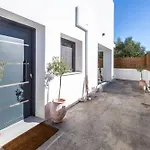 Maria Villa *