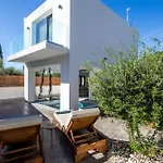 Maria Villa *