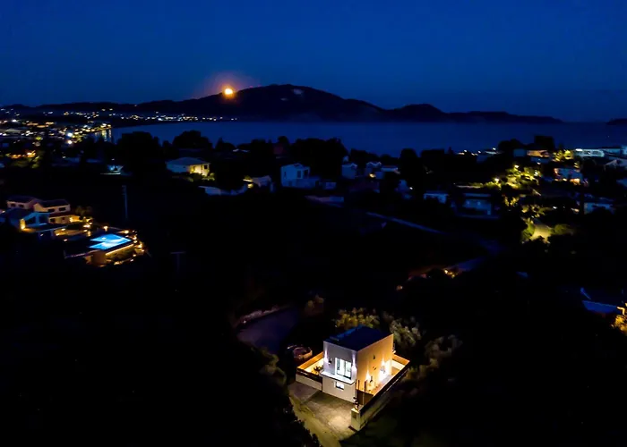 Maria Villa *