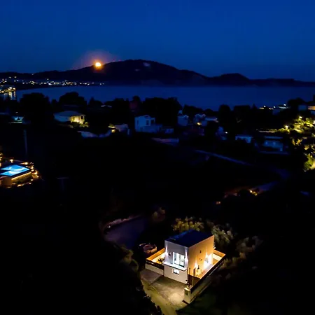 Maria Villa *
